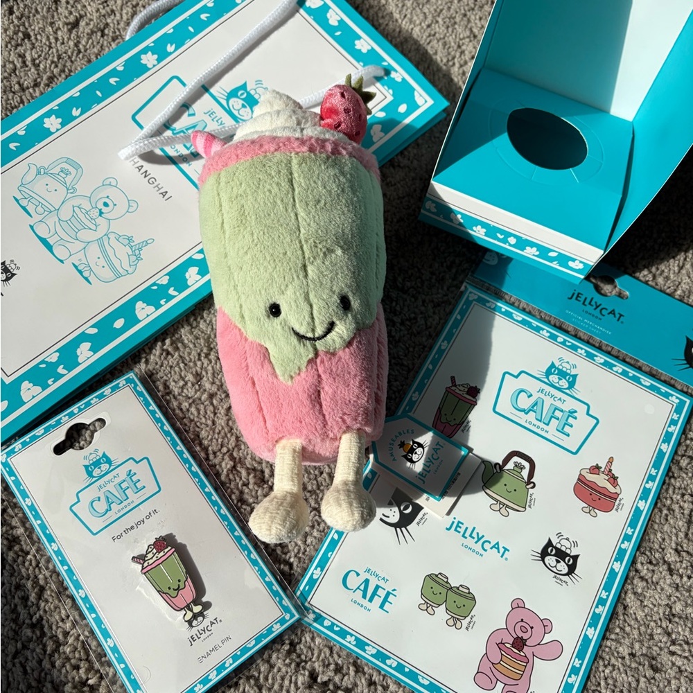 WEEKEND SALE☀️ NWT SHANGHAI Exclusive Amuseables Berrity Latte Jellycat Set - Picture 8 of 10